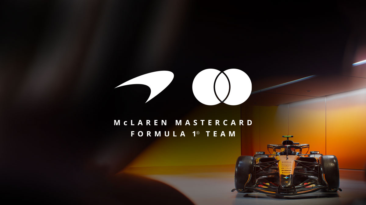 Le logo de l’équipe McLaren Mastercard Formula 1 sur une photo stylée d’une partie d’une voiture de Formule Un.
