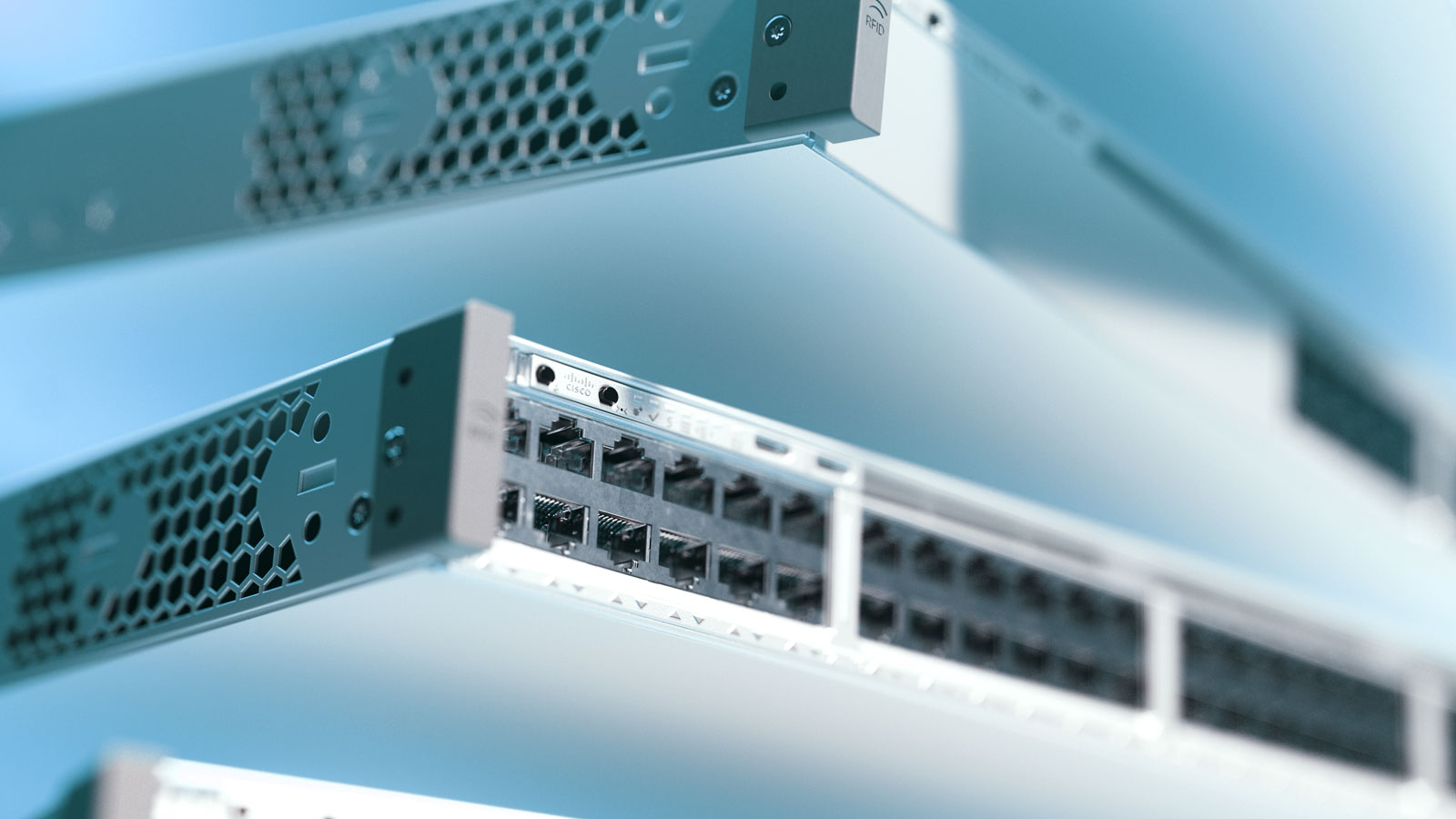 Un gros plan sur un équipement de réseau avec plusieurs ports et le logo Cisco.